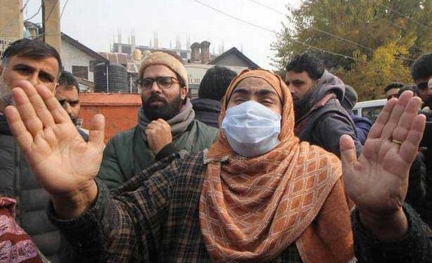 جموں و کشمیر: حیدر پورہ انکاؤنٹر کیس کی مجسٹریل انکوائری کے احکامات، گپکر تنظیم کے رہنما فاروق عبداللہ کی رہائش گاہ پر جمع ہوئے