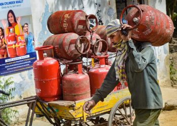 دیوالی کے موقع پر مہنگائی کا تحفہ! ایل پی جی کی قیمت میں اضافہ،کمرشل سلنڈر 265 روپے ہوا مہنگا