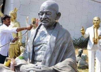 کیا مہاتما گاندھی صرف کرنسی نوٹ اور سجاوٹی اشیاء تک محدود رہ جائیں گے؟