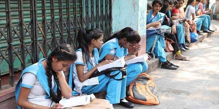 یوپی بورڈ کے اسکولوں سے کم ہورہی طلبہ وطالبات کی تعداد