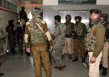سری نگر میں ہاسپٹل پر مشتبہ دہشت گردوں کاحملہ، فائرنگ کرکے فرار