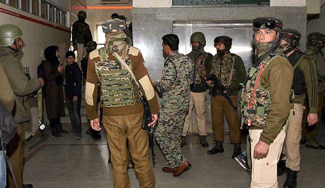 سری نگر میں ہاسپٹل پر مشتبہ دہشت گردوں کاحملہ، فائرنگ کرکے فرار