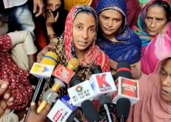 پولیس والے میرے بیٹے کو زندہ لے گیے مردہ لوٹایا،الطاف کی ماں کا درد