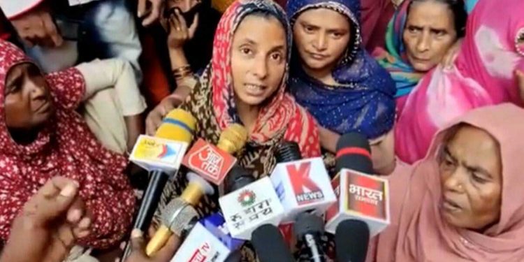 پولیس والے میرے بیٹے کو زندہ لے گیے مردہ لوٹایا،الطاف کی ماں کا درد
