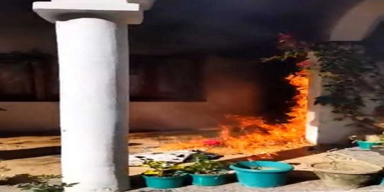 نینی تال : شرپسندوں نے سلمان خورشید کے گھر کو آگ لگادی