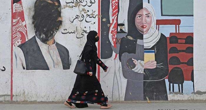 افغانستان ميں حجاب کے بغير عورتوں کا سفر ممنوع