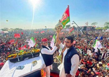 اکھلیش نے کہا :’ بی جے پی کے لیے ریڈالرٹ ہے …کسانوں کی بدحالی اور’لالی ٹوپی‘ جینت چودھری نے اسٹیج شیئر کیا