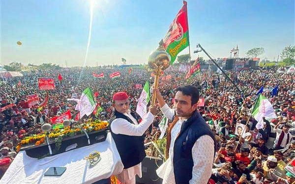 اکھلیش نے کہا :’ بی جے پی کے لیے ریڈالرٹ ہے …کسانوں کی بدحالی اور’لالی ٹوپی‘ جینت چودھری نے اسٹیج شیئر کیا