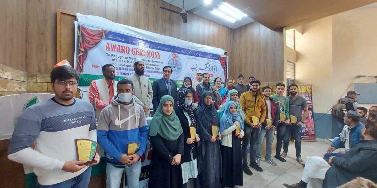 مقابلہ جاتی امتحانات میں نمایاں کامیابی حاصل کرنےوالے طلبہ وطالبات اعزاز سے سرفراز
