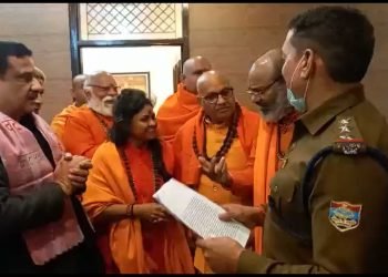 دھرم سنسد : سنتوں نے کی مولانا کےخلاف کراس ایف آئی آر کی مانگ، کوتوال کے لیے کہا:’ یہ لڑکا ہماری طرف ہوگا‘