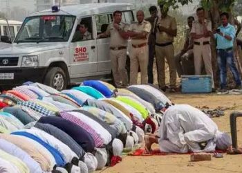 گروگرام :نماز کا معاملہ سپریم کورٹ پہنچا،ریاستی چیف سکریٹری اور ڈی جی پی پر کارروائی کی مانگ