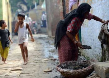بھارت: ہاتھوں سے انسانی فضلہ اٹھانے کی لعنت آج بھی برقرار