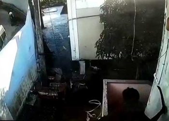 دھاردار ہتھیار لے کر مشتبہ نوجوان چرچ میں گھسا،پادری نے بھاگ کر جان بچائی