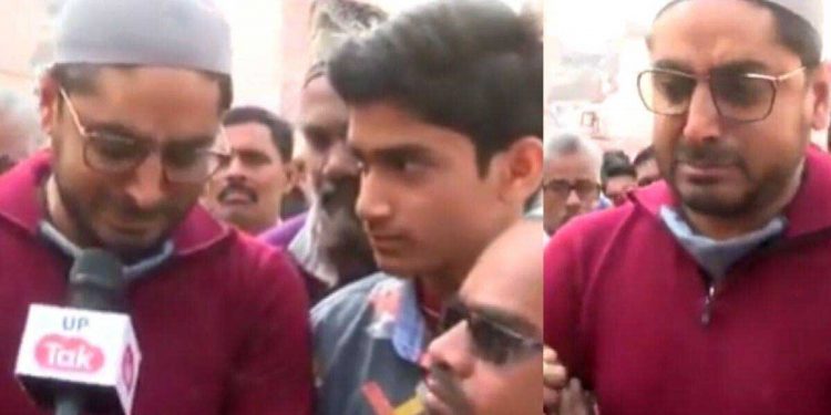 وارانسی میں مسجد کو بھگوارنگ دینے پر نوجوان شدت جذبات سے روپڑا،کہا یہ برداشت نہیں ہوتا