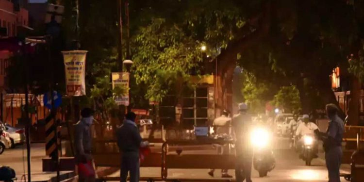 اومیکرون! دہلی میں نائٹ کرفیو ناکافی، اسکولوں، میٹرو، جم، بینکوئٹ ہال بند ہوں گے
