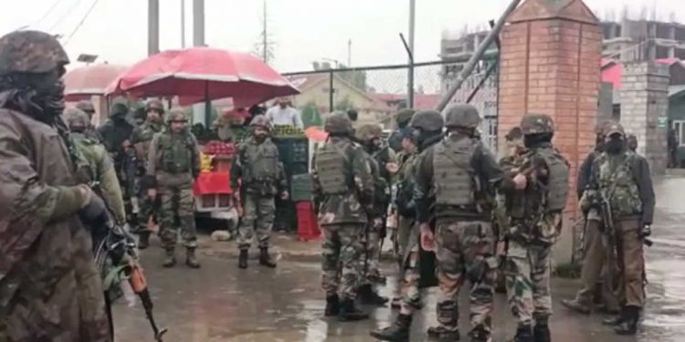 سری نگر میں سیکورٹی فورسز پر بڑا دہشت گردانہ حملہ، فائرنگ میں 3جوان شہید، 11 زخمی