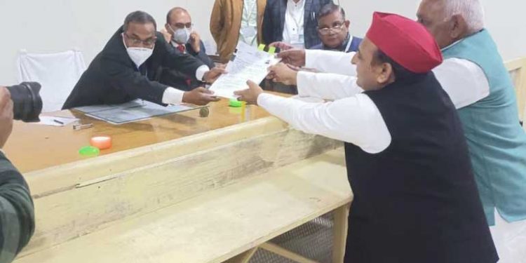 اکھلیش نے کرہل سے پرچہ نامزدگی داخل کیا، بی جے پی نے ایس پی سنگھ بگھیل کو میدان میں اتارا