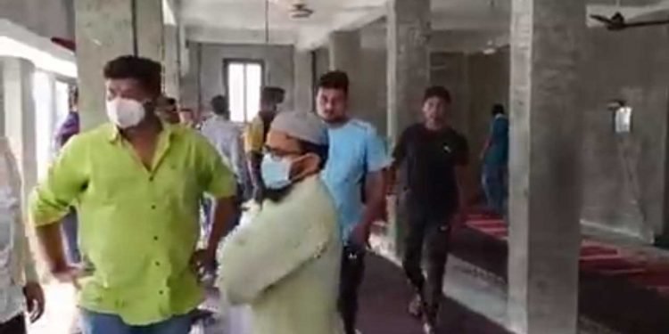 سورت کی مسجد میں بجرنگ دل والوں کی دہشت گردی،جوتے چپل پہن کر اندر داخل ہوگئے، نماز ادا کرنے سے روکا