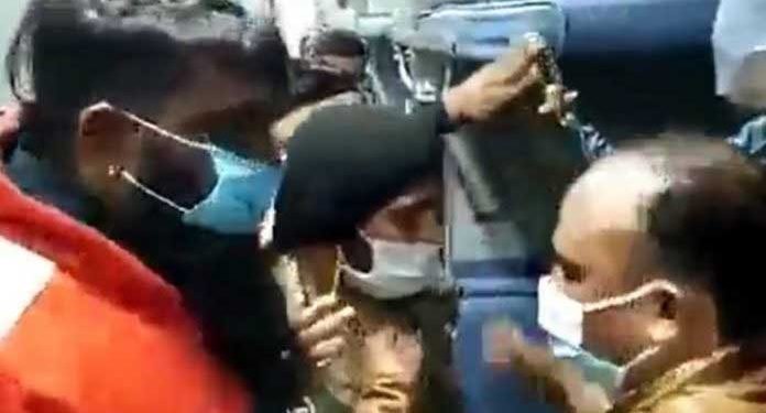 مسلم نوجوان کو بجرنگیوں نے ٹرین میں پیٹا،لو جہاد کا الزام لگایا،ویڈیو وائرل