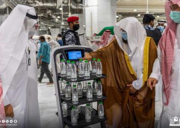 کوروناکااثر! حرمین شریفین میں روبوٹ کے ذریعہ آب زم زم کی تقسیم