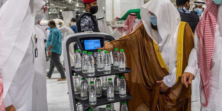 کوروناکااثر! حرمین شریفین میں روبوٹ کے ذریعہ آب زم زم کی تقسیم