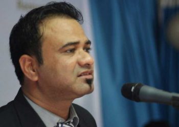 ’ہسٹری شیٹر ‘ڈاکٹر کفیل کے گھر پر پولیس کی دبش ،70سالہ ماں کو ڈرانے دھمکانے کا الزام