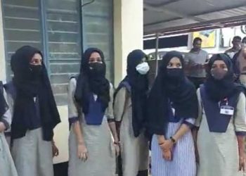 حجاب کے سبب طالبات کو تین ہفتوں سے کلاسز میں جانے نہیں دیا گیا
