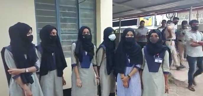 حجاب کے سبب طالبات کو تین ہفتوں سے کلاسز میں جانے نہیں دیا گیا