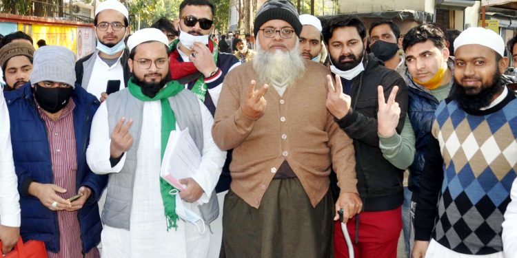 اےآئی ایم آئی ایم کے دیوبند سے امیدوار حافظ عمیر مدنی نے پرچہ داخل کیا