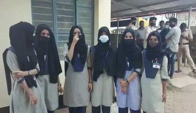 حالانکہ کالج میں کوئی ڈریس کوڈ نہیں ،لیکن حجاب پہننا بے ضابطگی: کرناٹک سرکار
