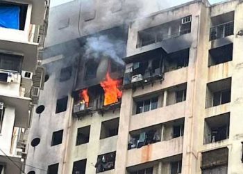 فلک بوس عمارت میں آتشزدگی،7 ہلاک، راحت کا کام جاری، ٹریفک متاثر