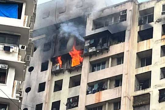 فلک بوس عمارت میں آتشزدگی،7 ہلاک، راحت کا کام جاری، ٹریفک متاثر