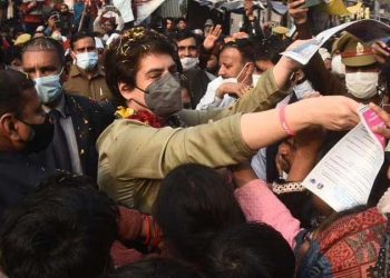 ڈورٹو ڈور مہم پرنکلیں پرینکا نے یوگی سے پوچھا روزگار پر سوال ، یوپی سی ایم نے کہی یہ بات