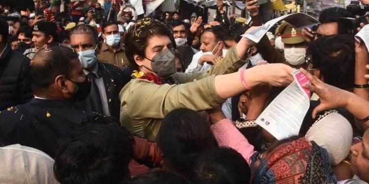ڈورٹو ڈور مہم پرنکلیں پرینکا نے یوگی سے پوچھا روزگار پر سوال ، یوپی سی ایم نے کہی یہ بات