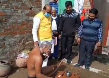 یوپی: دیکھئے بی جے پی ایم ایل اے کا ووٹ مانگنے کا ویڈیو کیوں ہو رہا ہے وائرل