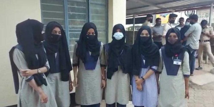 کرناٹک کے سرکاری کالج میں سلام کرنے،اردو بولنےاور حجاب پہننے پر پابندی
