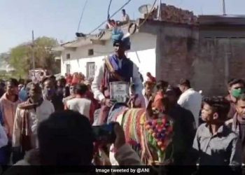 دلت دولہےکوگھوڑی چڑھنے سےروکا، پولیس فورس کے ساتھ ہاتھ میں آئین کی کتاب لے کرنکالی بارات