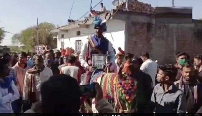 دلت دولہےکوگھوڑی چڑھنے سےروکا، پولیس فورس کے ساتھ ہاتھ میں آئین کی کتاب لے کرنکالی بارات