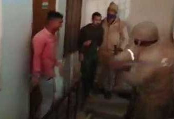 پریاگ راج میں پولیس نے طلبا کو ہاسٹل سے نکال کر بے رحمی سے پیٹا