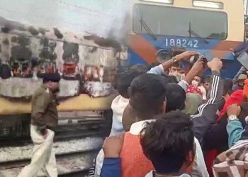 RRB-NTPC امتحان تنازع: بہار میں تیسرے دن بھی ہنگامہ، طلبہ نے ٹرین کو آگ لگا دی، اسٹیشن پر پتھراؤ