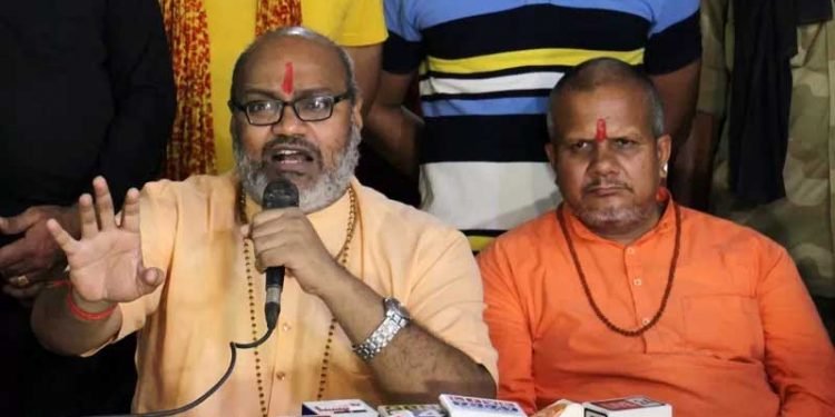 نرسگھانند نے بی بی سی ٹیم کو دھمکایا،بھکتوں نے گالیاں دیں،دھکا مکی کی