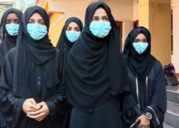 کرناٹک میں حجاب پر پابندی کو چیلنج کرنے والی 3 طالبات کو پریکٹیکل امتحان سے روکا گیا