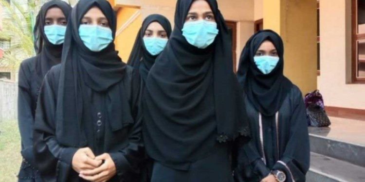 کرناٹک میں حجاب پر پابندی کو چیلنج کرنے والی 3 طالبات کو پریکٹیکل امتحان سے روکا گیا
