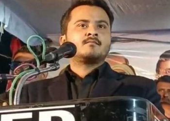 سیاست کا اتنا ہی شوق ہے تو الیکشن لڑیں کمشنر،عبد اللہ اعظم کا سابق ضلع کلکٹر کو کھلا چیلنج