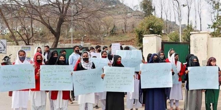 حجاب تنازع پر بی جے پی قیادت میں بے چینی، کہیں سی اے اے تحریک جیسے نہ پھیل جائے ؟