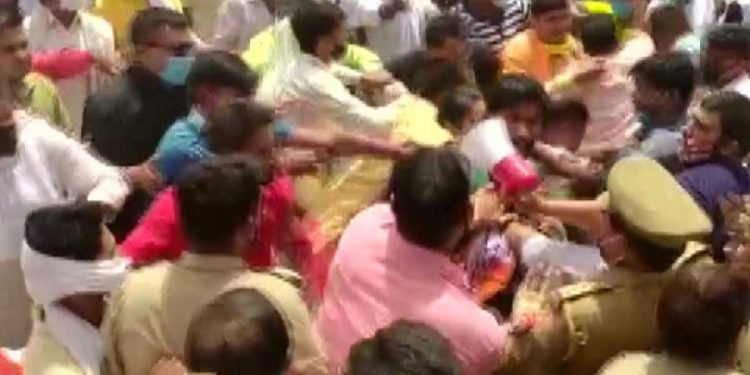 ایس پی -بی جے پی حامیوں میں خونریز جھڑپ،ہتھیاروں کا استعمال