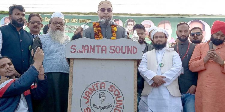 دیوبند میں گرجے اویسی،کہا:’ سیکولر پارٹیاں مسلمانوں کا استعمال کرتی ہیں‘