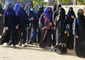 گجرات :امتحان دینے پہنچیں باحجاب مسلم طالبات کے خلاف وی ایچ پی کا احتجاج