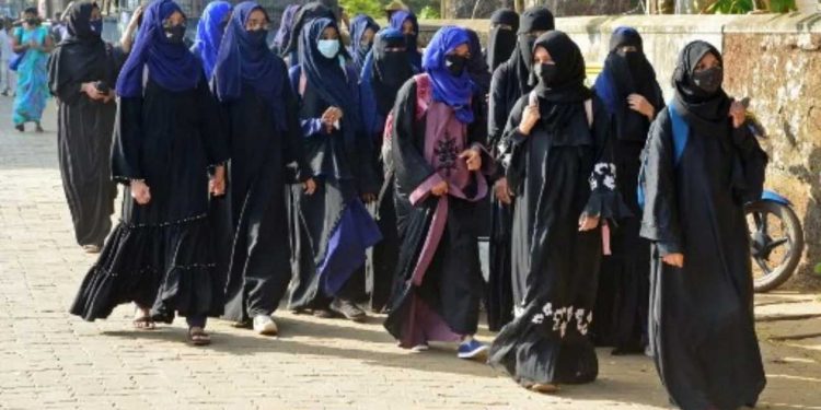 گجرات :امتحان دینے پہنچیں باحجاب مسلم طالبات کے خلاف وی ایچ پی کا احتجاج
