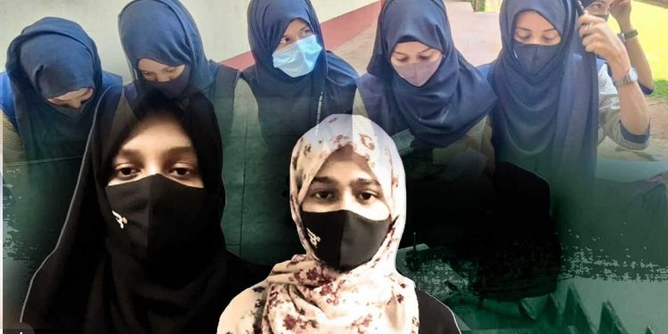 حجاب تنازع: کالج نے احتجاجی لڑکیوں کے نمبر لیک کیے،آنے لگیں فحش کالز